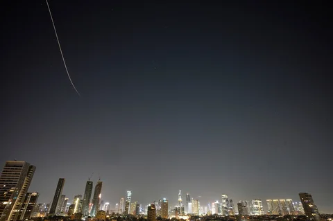 Rudal yang diluncurkan dari Iran melesat melintasi langit di atas Israel tengah, Selasa pagi, (24/03/2026).