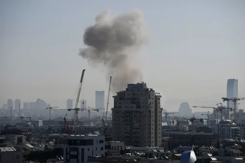 Asap mengepul setelah serangan rudal Iran di Tel Aviv, Israel, Selasa (24/03/2026).