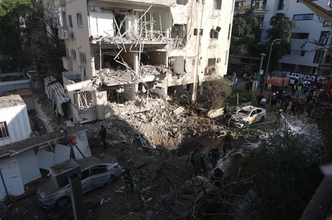 Pasukan keamanan dan penyelamat Israel merespons di lokasi serangan rudal Iran di Tel Aviv, Israel, Selasa (24/03/2026).