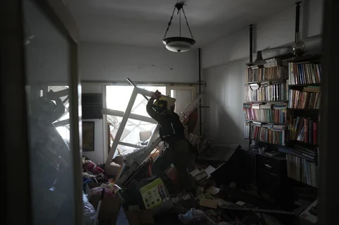 Seorang petugas penyelamat Israel di lokasi serangan rudal Iran di Tel Aviv, Israel, Israel, Selasa (24/03/2026).