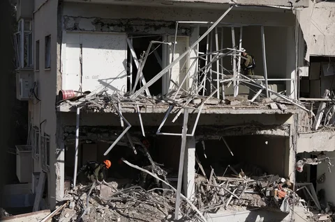 Pasukan keamanan dan penyelamat Israel merespons di lokasi serangan rudal Iran di Tel Aviv, Israel, Selasa (24/03/2026).