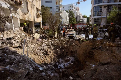 Pasukan keamanan dan penyelamat Israel merespons di lokasi serangan rudal Iran di Tel Aviv, Israel, Selasa (24/03/2026).