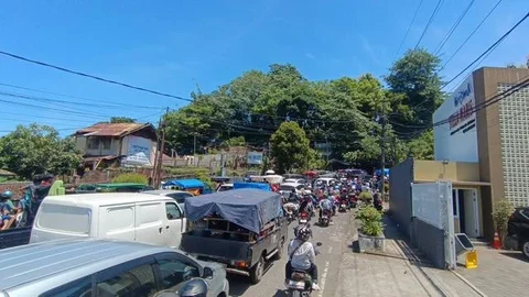 Ribuan pemudik dan wisatawan terjebak macet horor hingga 7 jam saat menuju kawasan pantai Palabuhanratu, Sukabumi, Jawa Barat. (Liputan6.com/Fira Syahrin)