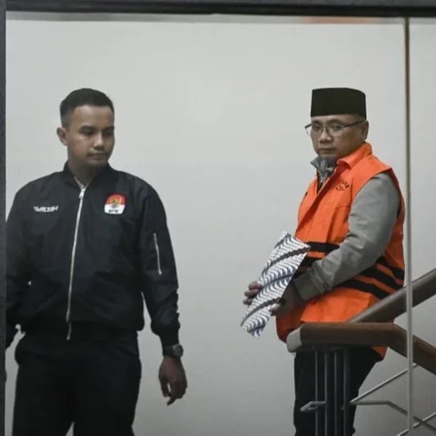 Komisi Pemberantasan Korupsi (KPK) menyatakan tahanan lain memiliki kesempatan untuk mengajukan permohonan status tahanan rumah, menyusul kebijakan yang diterapkan pada Yaqut Cholil Qoumas.