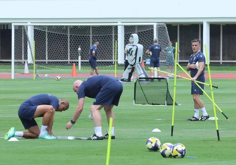 John Herdman saat memimpin sesi latihan kedua jelang FIFA Series 2026 di Stadion Madya, Gelora Bung Karno, Jakarta,  Selasa (24/03/2026) sore WIB.