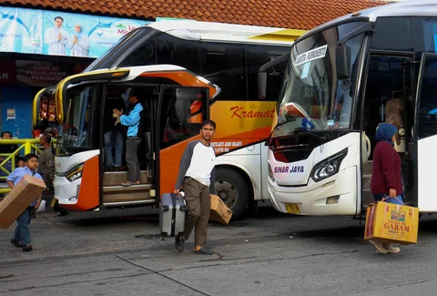Para penumpang turun dari bus saat arus balik pemudik di Teminal Kampung Rambutan, Jakarta, Rabu (25/03/3036).