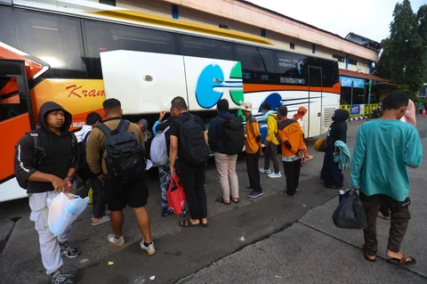 Para penumpang turun dari bus saat arus balik pemudik di Teminal Kampung Rambutan, Jakarta, Rabu (25/03/3036).