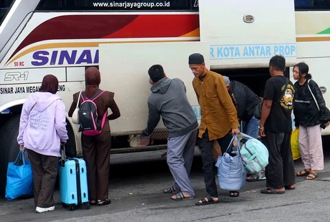 Para penumpang turun dari bus saat arus balik pemudik di Teminal Kampung Rambutan, Jakarta, Rabu (25/03/3036).