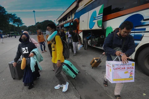 Para penumpang turun dari bus saat arus balik pemudik di Teminal Kampung Rambutan, Jakarta, Rabu (25/03/3036).