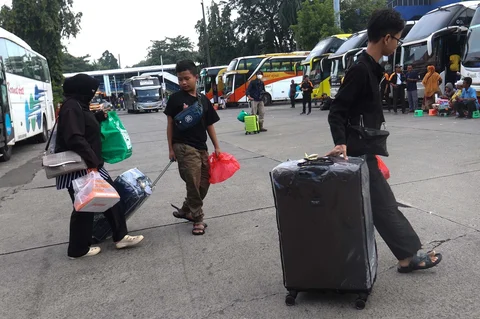 Para penumpang turun dari bus saat arus balik pemudik di Teminal Kampung Rambutan, Jakarta, Rabu (25/03/3036).