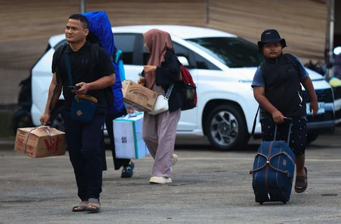 Para penumpang turun dari bus saat arus balik pemudik di Teminal Kampung Rambutan, Jakarta, Rabu (25/03/3036).