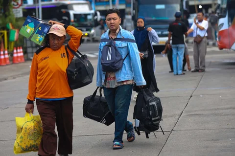 Para penumpang turun dari bus saat arus balik pemudik di Teminal Kampung Rambutan, Jakarta, Rabu (25/03/3036).