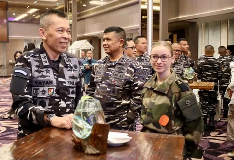 Asops Kasal Laksda TNI Yayan Sofiyan membuka kegiatan ASEAN Plus Cadet Sail 2026 di Surabaya,   Selasa (24/03/2026).