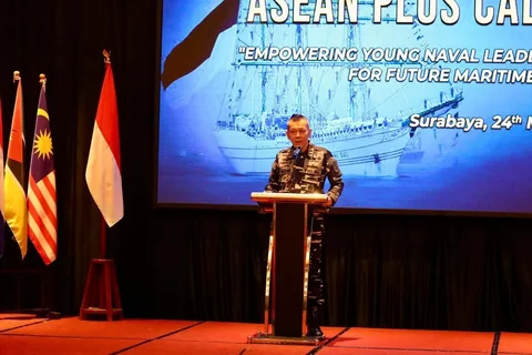 Asops Kasal Laksda TNI Yayan Sofiyan membuka kegiatan ASEAN Plus Cadet Sail 2026 di Surabaya,   Selasa (24/03/2026).