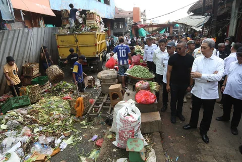 Wali Kota Bogor, Dedie A. Rachim saat melakukan penertiban pedagang kaki lima di  kawasan eks Pasar Bogor,  Rabu (25/03/2026).
