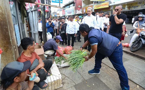 Wali Kota Bogor, Dedie A. Rachim saat melakukan penertiban pedagang kaki lima di  kawasan eks Pasar Bogor,  Rabu (25/03/2026).