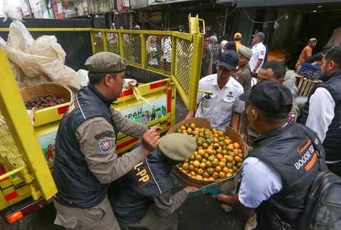 Petugas Satpol PP  saat melakukan penertiban pedagang kaki lima di  kawasan eks Pasar Bogor,  Rabu (25/03/2026).