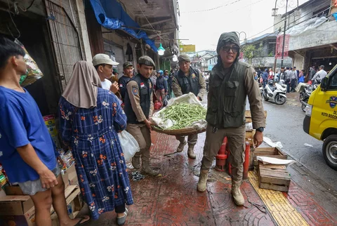 Petugas Satpol PP  saat melakukan penertiban pedagang kaki lima di  kawasan eks Pasar Bogor,  Rabu (25/03/2026).
