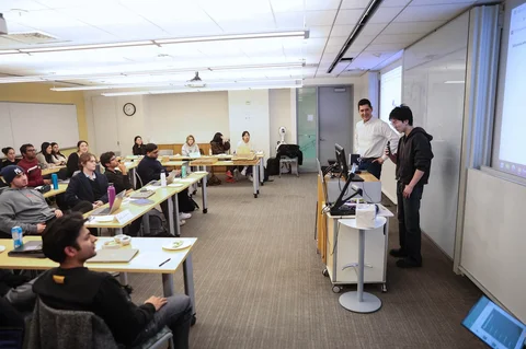 Seorang mahasiswa menggunakan agen AI berbasis suara selama perkuliahan di NYU Stern School of Business, New York, (04/03/2026).