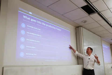 Profesor Panos Ipeirotis berbicara dengan agen AI lisan suara selama perkuliahan di NYU Stern School of Business, New York, (04/03/2026).