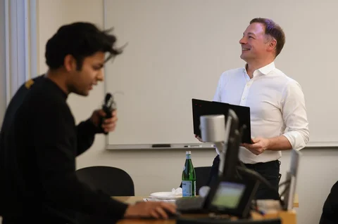 Seorang mahasiswa menggunakan agen AI berbasis suara selama perkuliahan di NYU Stern School of Business, New York, (04/03/2026).