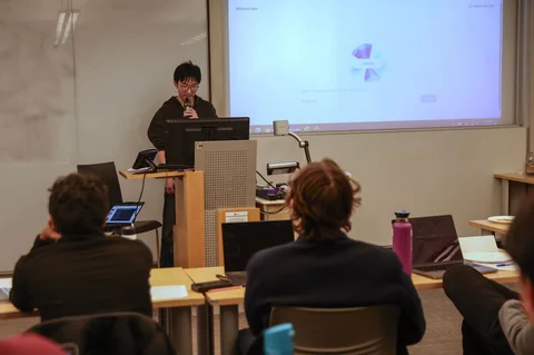 Seorang mahasiswa menggunakan agen AI berbasis suara selama perkuliahan di NYU Stern School of Business, New York, (04/03/2026).