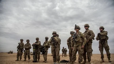 Tentara Amerika berdiri selama latihan bersama dengan Pasukan Demokrat Suriah di pedesaan Deir Ezzor di timur laut Suriah (8/12/2021). Puluhan tentara Amerika dan Pasukan Demokrat Suriah berp