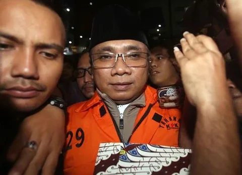 Untuk diketahui, Yaqut Cholil Qoumas merupakan tersangka dugaan tindak pidana korupsi terkait kuota haji untuk penyelenggaraan ibadah haji Indonesia tahun 2023-2024. Tampak dalam foto, mantan