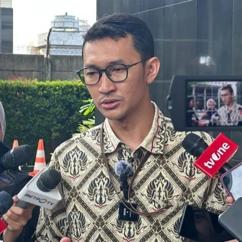 KPK mengklarifikasi status tahanan rumah mantan Menteri Agama Yaqut Cholil Qoumas. Status Yaqut Cholil Qoumas tahanan rumah ini bukan karena sakit, melainkan atas permohonan keluarga.