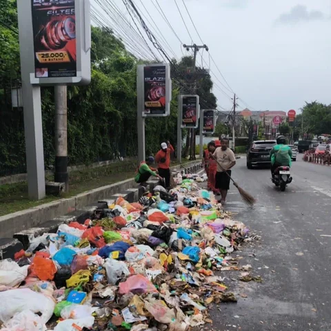 Sampah Berserakan di Semarang