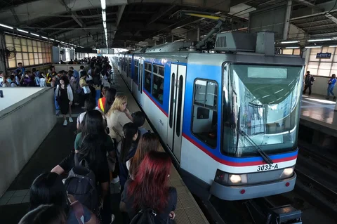 Penumpang memadati Metro Rail Transit pada jam sibuk pagi di Quezon City, Filipina, Kamis, (26/03/2026).