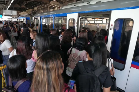 Penumpang memadati Metro Rail Transit pada jam sibuk pagi di Quezon City, Filipina, Kamis, (26/03/2026).