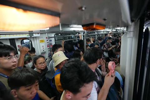 Penumpang memadati Metro Rail Transit pada jam sibuk pagi di Quezon City, Filipina, Kamis, (26/03/2026).