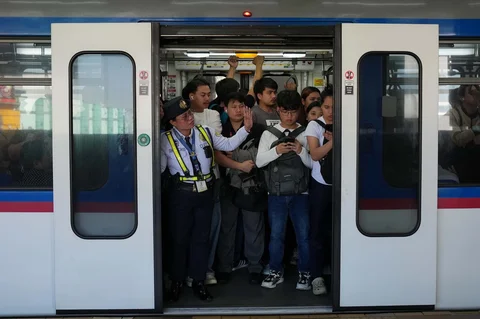 Penumpang memadati Metro Rail Transit pada jam sibuk pagi di Quezon City, Filipina, Kamis, (26/03/2026).