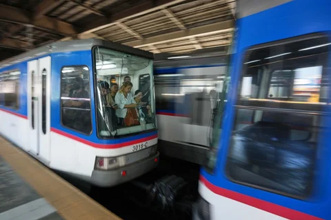 Penumpang memadati Metro Rail Transit pada jam sibuk pagi di Quezon City, Filipina, Kamis, (26/03/2026).