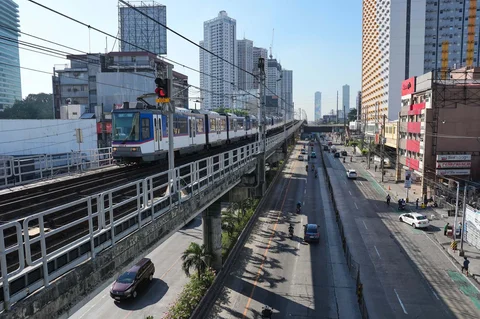 Sebuah kereta Metro Rail Transit melintas di tengah lalu lintas yang luar biasa lengang selama jam sibuk pagi hari di sepanjang jalan EDSA di Quezon City, Filipina, Kamis, (26/03/2026).
