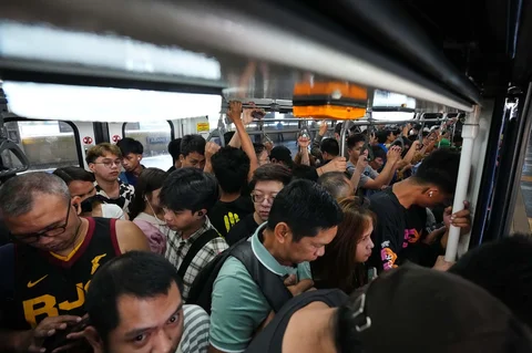 Penumpang memadati Metro Rail Transit pada jam sibuk pagi di Quezon City, Filipina, Kamis, (26/03/2026).