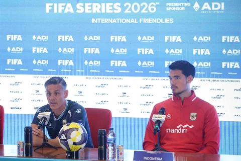 Pelatih Timnas Indonesia,  John Herdman bersama bek Timnas Indonesia Elkan Baggott memberikan keterangan pers sebelum laga melawan Saint Kitts and Nevis di media center GBK, Jakarta, Kamis (26/3/2026).