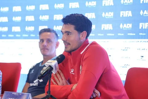 Pelatih Timnas Indonesia,  John Herdman bersama bek Timnas Indonesia Elkan Baggott memberikan keterangan pers sebelum laga melawan Saint Kitts and Nevis di media center GBK, Jakarta, Kamis (26/3/2026).