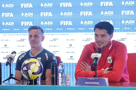 Pelatih Timnas Indonesia,  John Herdman bersama bek Timnas Indonesia Elkan Baggott memberikan keterangan pers sebelum laga melawan Saint Kitts and Nevis di media center GBK, Jakarta, Kamis (26/3/2026).