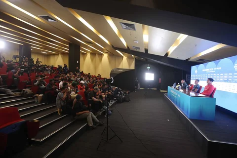 Pelatih Timnas Indonesia,  John Herdman bersama bek Timnas Indonesia Elkan Baggott memberikan keterangan pers sebelum laga melawan Saint Kitts and Nevis di media center GBK, Jakarta, Kamis (26/3/2026).