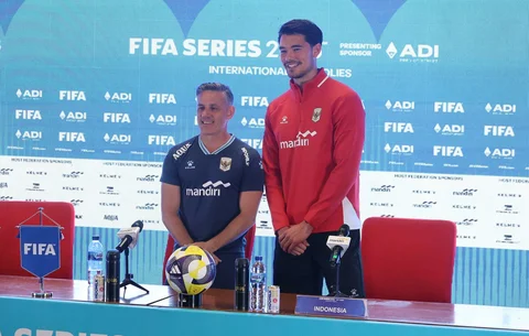 Pelatih Timnas Indonesia,  John Herdman bersama bek Timnas Indonesia Elkan Baggott memberikan keterangan pers sebelum laga melawan Saint Kitts and Nevis di media center GBK, Jakarta, Kamis (26/3/2026).