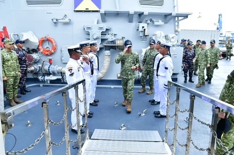 Panglima TNI Jenderal Agus Subiyanto bersama Kasal Laksamana Muhammad Ali menyambut kedatangan KRI Prabu Siliwangi-321 di Dermaga Tanjung Priok Jakarta , Kamis (26/03/2026).
