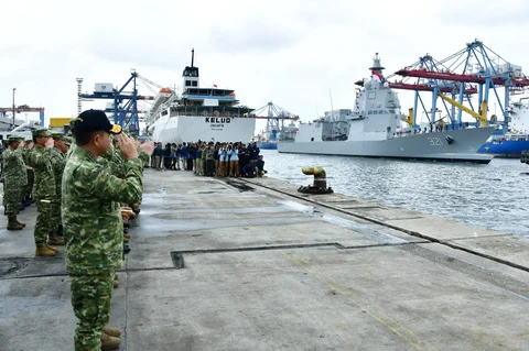 Panglima TNI Jenderal Agus Subiyanto bersama Kasal Laksamana Muhammad Ali menyambut kedatangan KRI Prabu Siliwangi-321 di Dermaga Tanjung Priok Jakarta , Kamis (26/03/2026).