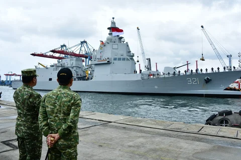 Panglima TNI Jenderal Agus Subiyanto bersama Kasal Laksamana Muhammad Ali menyambut kedatangan KRI Prabu Siliwangi-321 di Dermaga Tanjung Priok Jakarta , Kamis (26/03/2026).