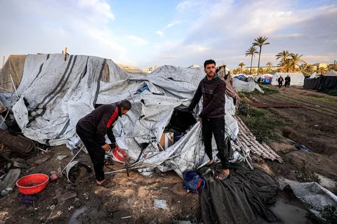 Warga memeriksa tenda mereka yang rusak setelah serangan Israel di dekat perkemahan tenda yang menampung orang-orang yang mengungsi akibat perang di Deir el-Balah di Jalur Gaza tenga,  Rabu (25/03/2026).