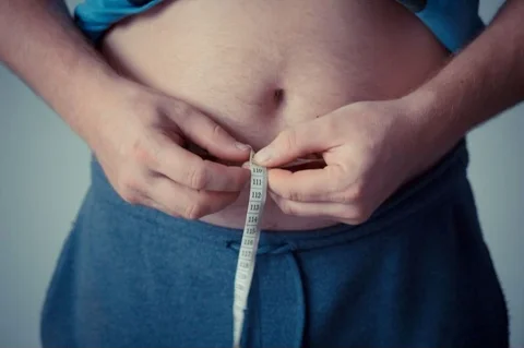 Waspada! Ukuran celana yang terus naik bisa menjadi tanda awal obesitas sentral, kondisi yang prevalensinya meningkat signifikan di Indonesia dan berisiko tinggi memicu penyakit serius.