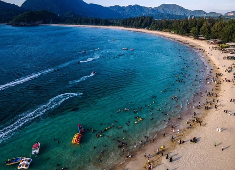 Warga beraktifitas pada area olahraga air di Pantai Lhoknga di provinsi Aceh, Kamis (26/03/2026).