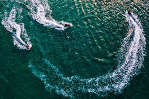 Warga beraktifitas jet ski pada area olahraga air di Pantai Lhoknga di provinsi Aceh, Kamis (26/03/2026).