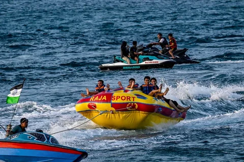 Warga beraktifitas pada area olahraga air di Pantai Lhoknga di provinsi Aceh, Kamis (26/03/2026).